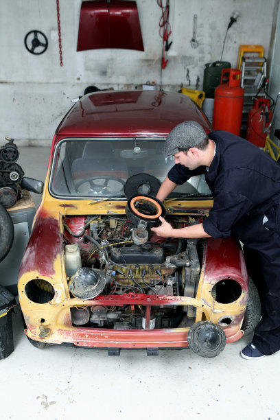 技师检查车辆图片下载