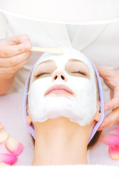 年轻女性面部治疗图片下载