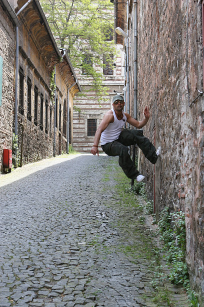 在墙上行走图片下载