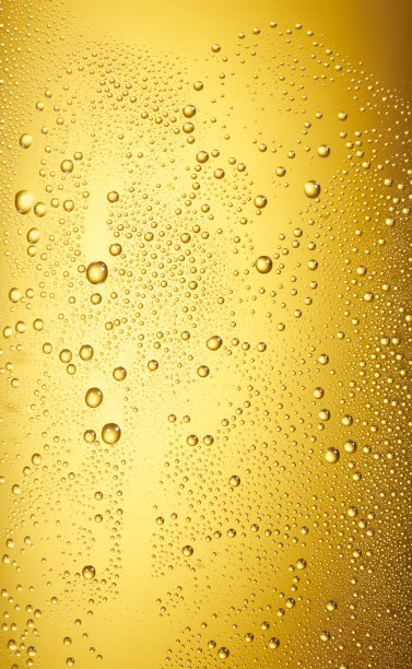 水滴在啤酒表面图片下载