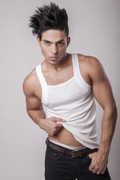 时装模特正在脱衣服，展示身材图片下载