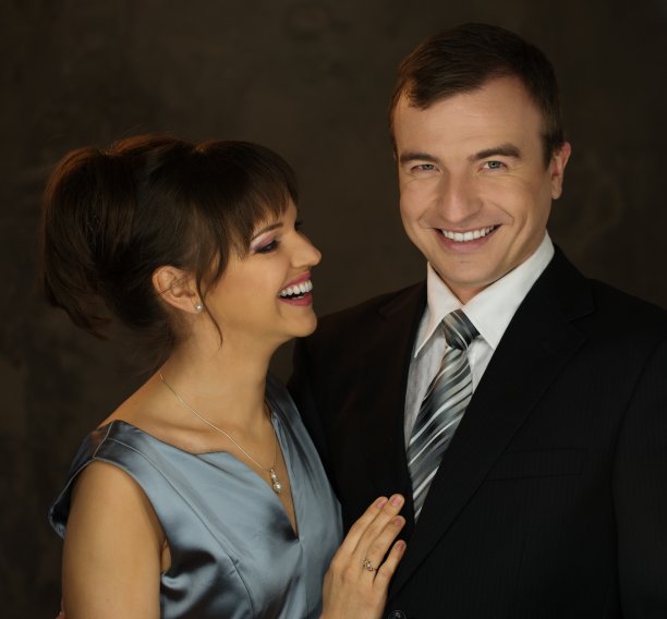 穿着晚礼服、面带微笑的年轻男女图片下载