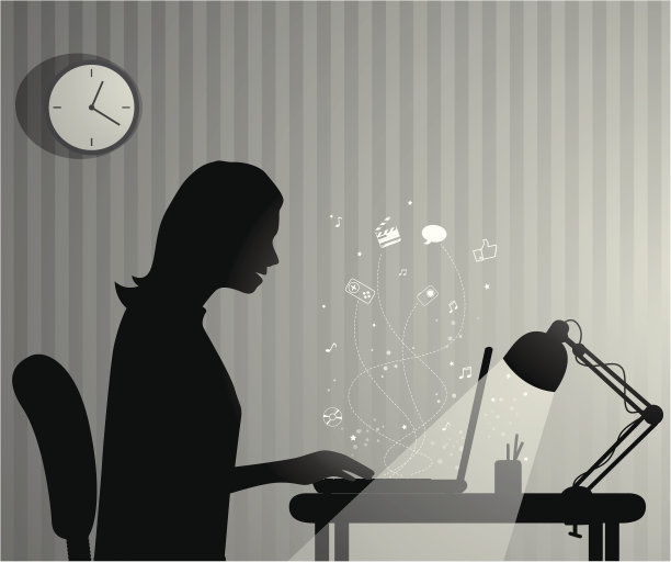 工作到很晚还在用电脑的女人图片下载