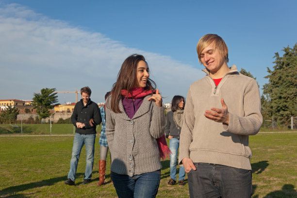 在公园里行走的一群大学生图片下载