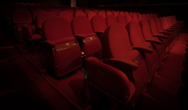 剧院里的空椅子图片下载