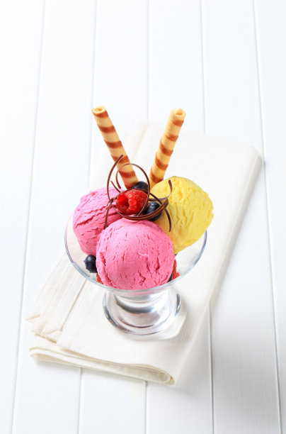 一勺冰淇淋放在杯子里图片下载