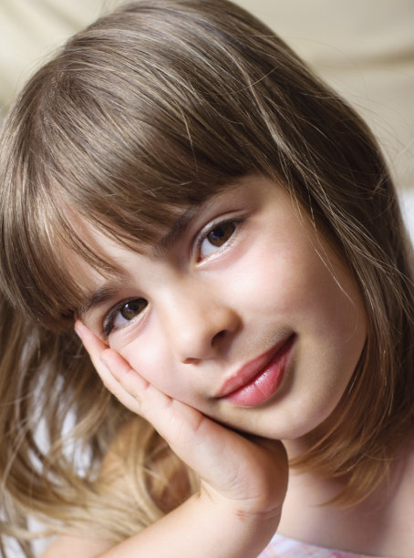 小女孩摆姿势素材图片