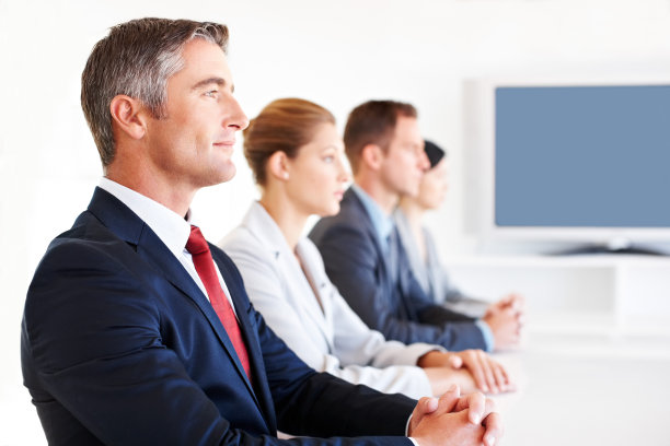 商务人士在董事会会议室图片下载