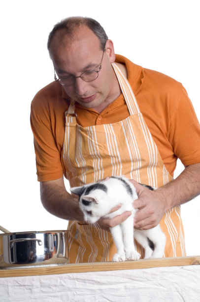 男人和猫在厨房图片下载