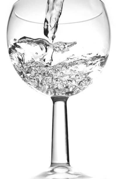 水倒进玻璃杯图片下载