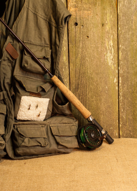 挂在粗麻布上的钓具靠在硬木墙上图片下载