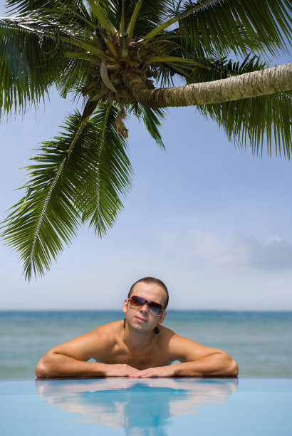 游泳池里的男人图片下载