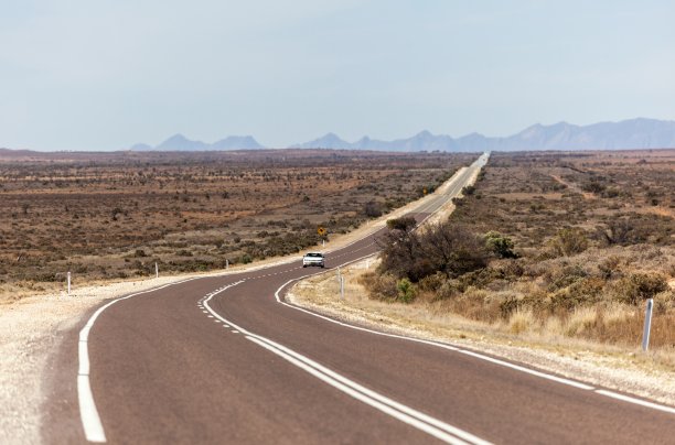 中国内地的道路。弗林德斯山脉(霍克附近)。南澳大利亚。图片下载