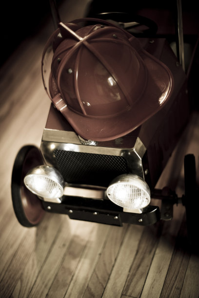 玩具消防车和头盔图片下载