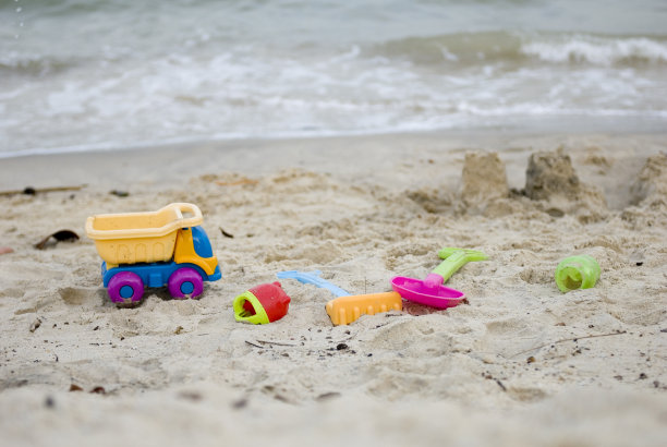 海滩上的儿童玩具图片下载