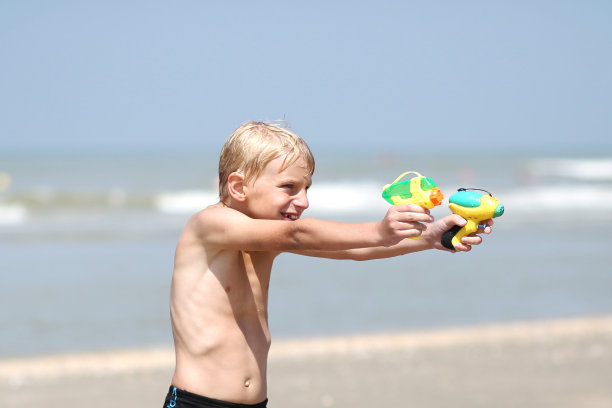 水枪在海滩上战斗图片下载