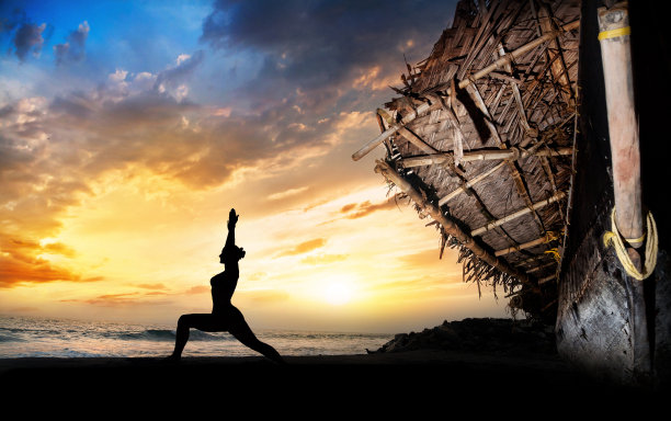 瑜伽剪影武士摆pose附近的船图片下载