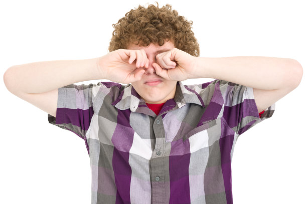 少年揉眼睛图片下载