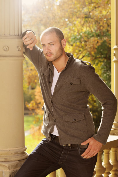 秋装沉思的男人站在古董阳台上图片下载