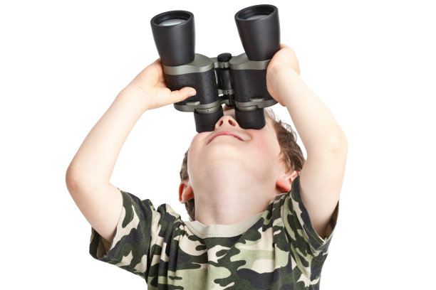 小男孩的肖像与双筒望远镜图片下载