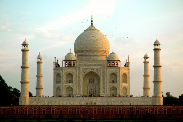 泰姬陵上空的鸟儿图片下载