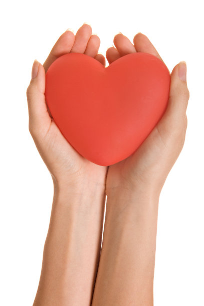 拿着一颗红心图片下载