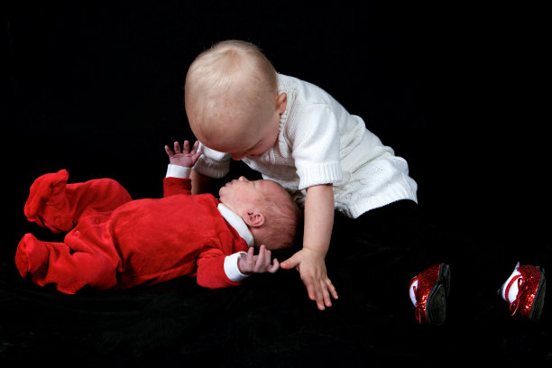 蹒跚学步的婴儿的兄弟姐妹图片下载