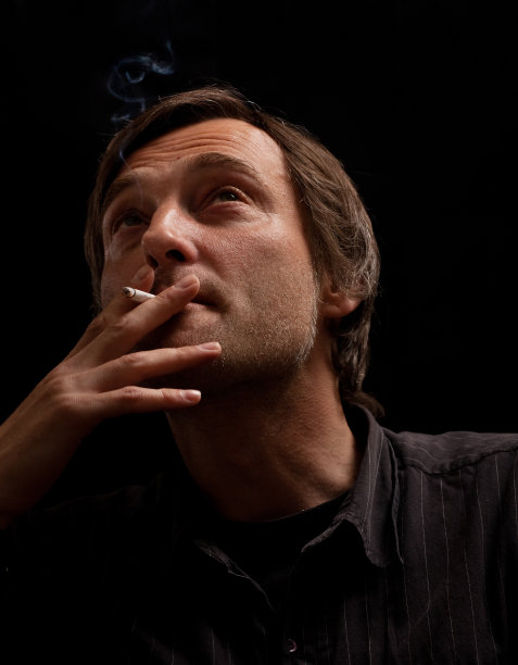 一个深思熟虑的吸烟男子的肖像图片下载