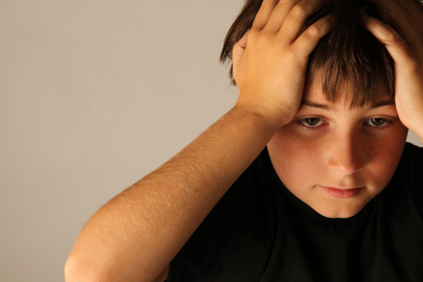 伤心的男孩图片下载