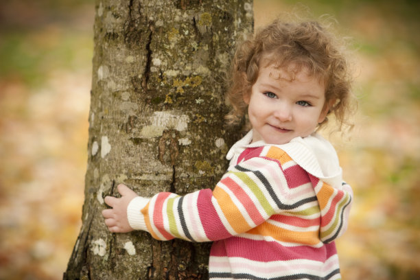 小女孩在秋天的树上图片下载