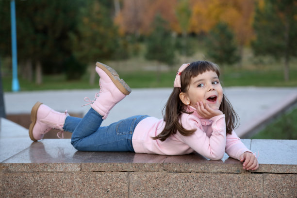 小女孩在公园玩。图片下载