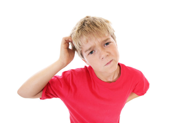 思考的男孩图片下载