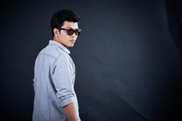 有个帅哥进了演播室图片下载