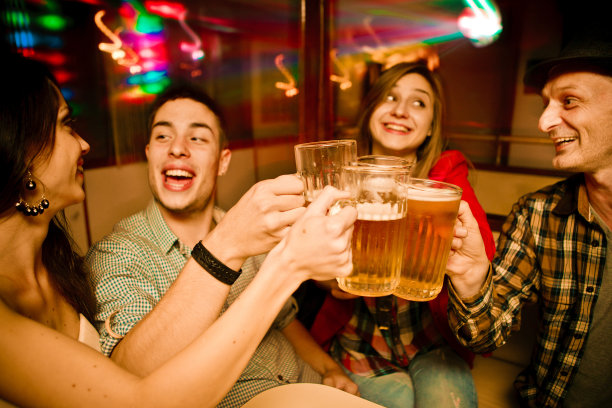 晚上出去玩图片下载