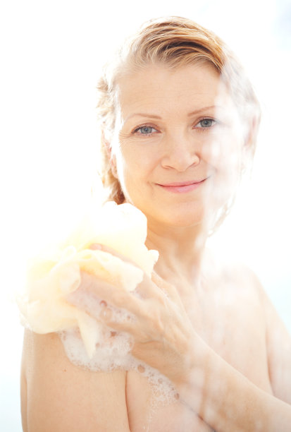 洗澡的成熟女人。图片下载