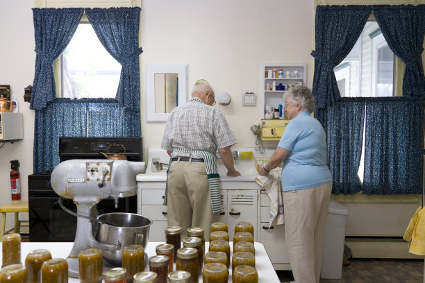 一对老年夫妇在洗盘子图片下载