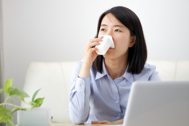 喝酸奶的年轻女子图片下载