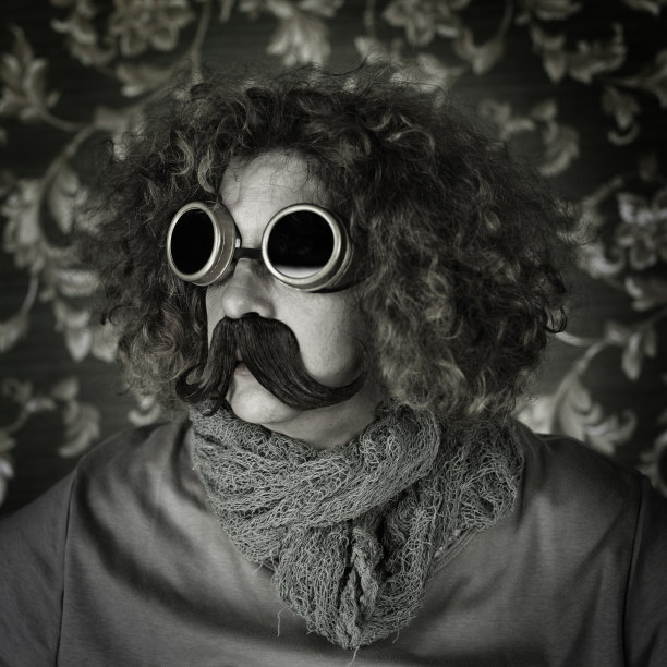 戴护目镜的小胡子女人图片下载