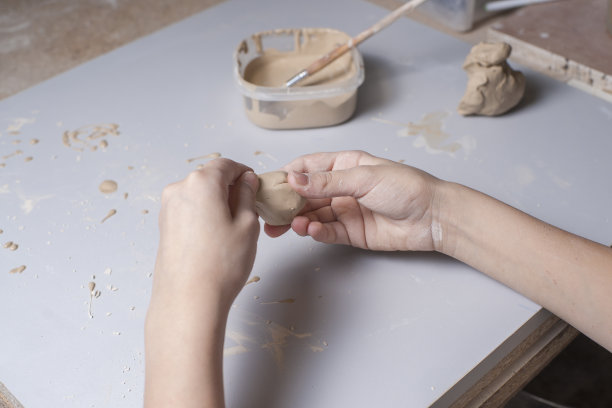 女孩用粘土做玩具图片下载