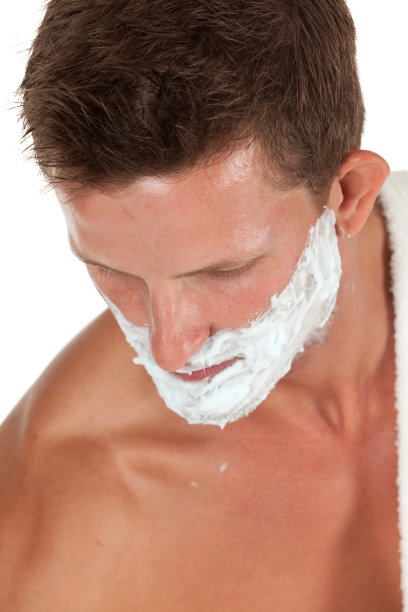 脸上涂着剃须膏的男人图片下载