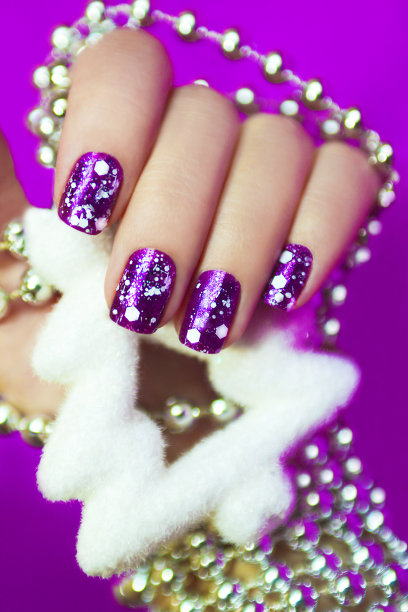 美丽的雪修指甲。图片下载