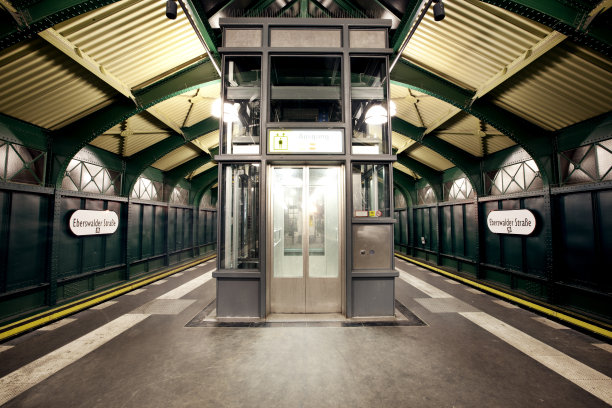 柏林地铁站夜景图片下载