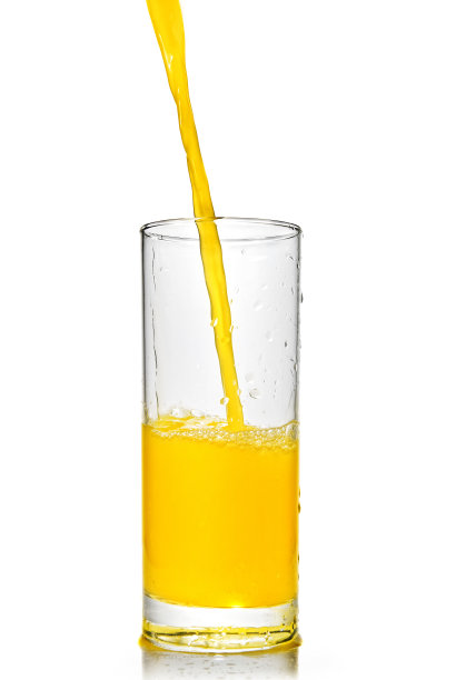 橙汁从白色玻璃上渗出图片下载