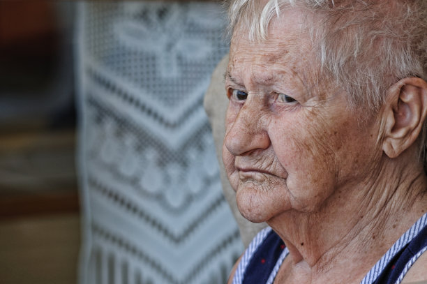 年长女性的凝视图片下载