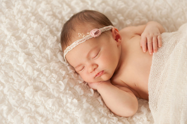 一个新生儿的肖像与蕾丝头带图片下载