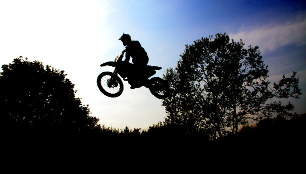 Motocrossfahrer跳图片下载