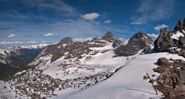 白雪覆盖的山脉图片下载