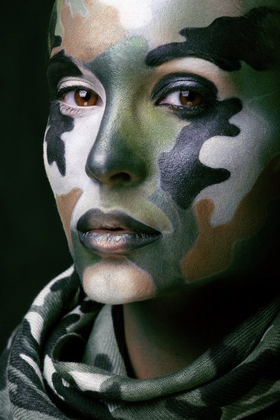 穿着军服，脸上涂着彩妆的女人图片下载