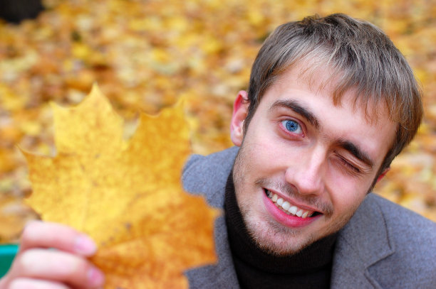 秋天。这个男人。微笑。公园图片下载