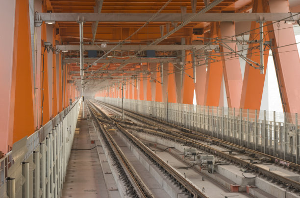 桥上的铁轨图片下载